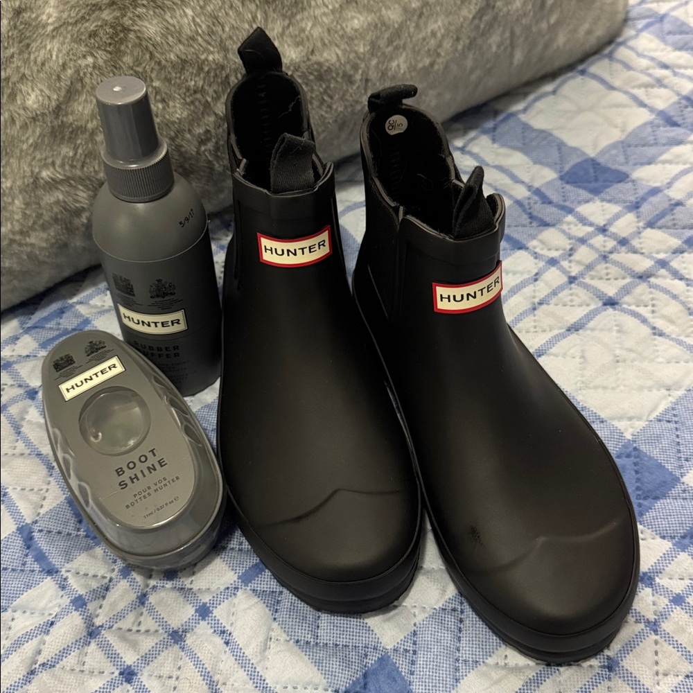 21. Hunter Chelsea Boots - With Boot Shine/Rubber Buffer Spray - Picture 2 of 7